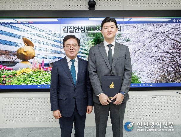 진교훈 서울 강서구청장(왼쪽)이 27일(금) 구청에서 열린 ‘갑질안심변호사 위촉식’에서 신준선 변호사를 위촉하고 기념촬영을 하고 있다.