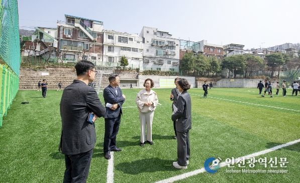 3월 26일 박희영 용산구청장이 용산중학교 인조잔디 운동장을 살펴보고 있다