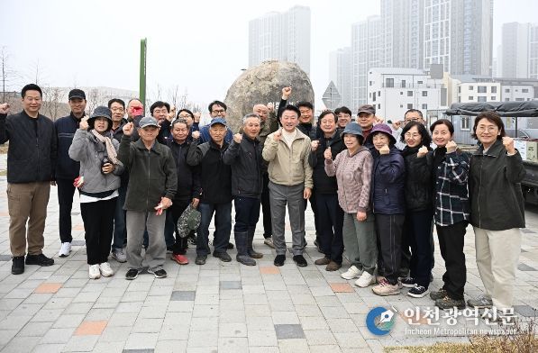 의정부시는 3월 28일 산곡동 독바위문화공원(산곡동 795번지)에서 자원봉사자들과 함께 수국 식재를 진행했다.