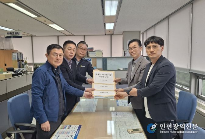 천안시 시내버스 운수 3사 노동조합 지부장들이 30일 천안시에 ‘난폭운전 근절 서약서’를 제출하고 있다.