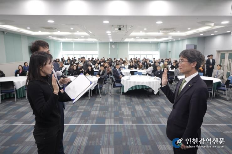 천창수 교육감과 서미경 학교운동부지도자 대표가 30일 외솔회의실에서 '청렴 일상 다지기 실천 서약' 선서를 하고있다