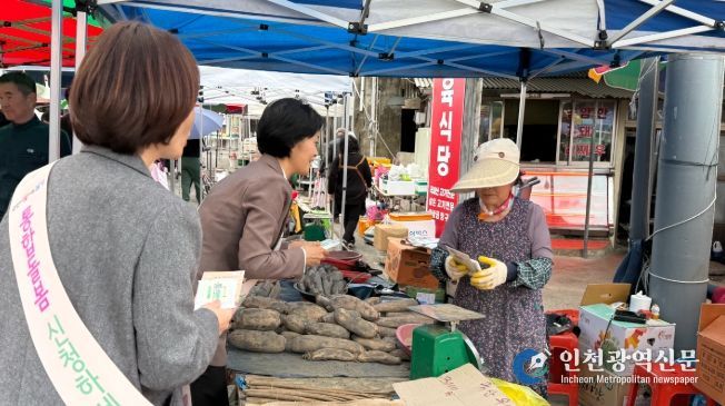 달성군, 통합돌봄 현장 홍보 사진(달성군 관계자들이 30일 현풍백년도깨비시장 상인들을 대상으로 통합돌봄 홍보를 진행 중이다.