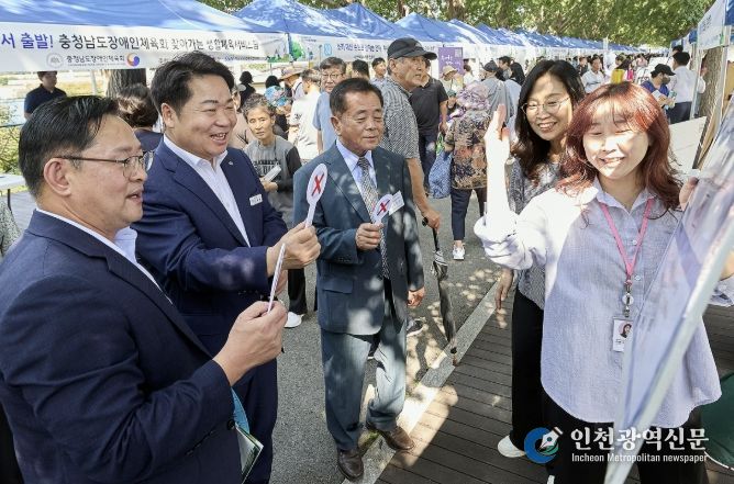 사회복지의 날 기념 ‘아산시 온마음 복지한마당’ 아산시장 등 행사 부스 방문 사진