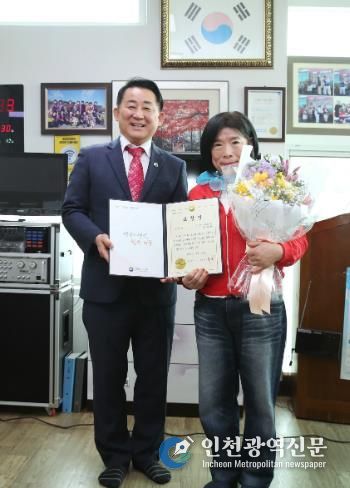 서철모 서구청장이 괴곡경로당에서 노인복지 유공자에게 표창장을 건네고 있다