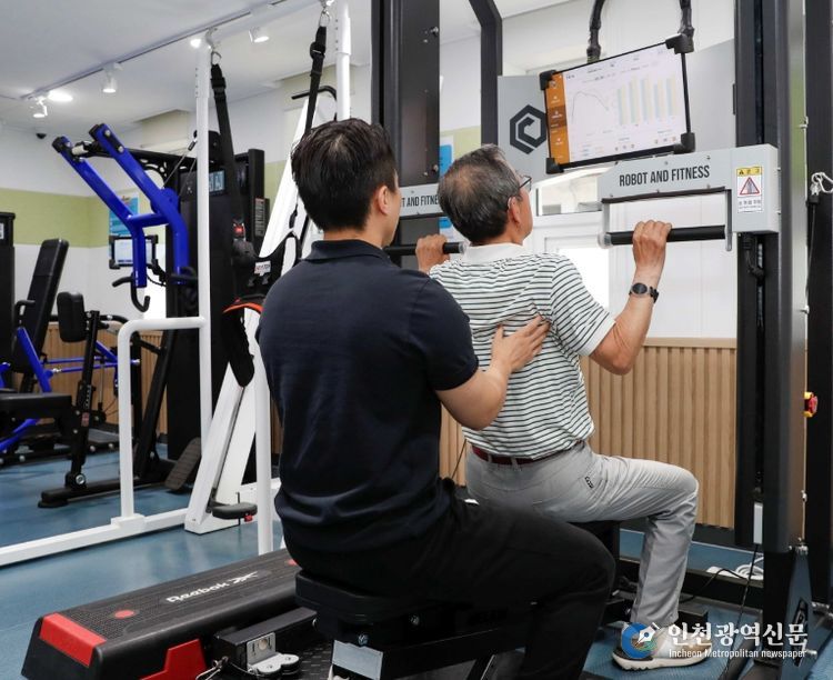 사근 스마트헬스케어센터에서 어르신이 건강 관리를 받는 모습