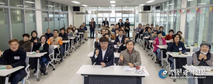 최충규 대덕구청장(사진 첫 번째 줄 왼쪽 두 번째)과 대덕구 신규 주민자치위원들이 31일 오정창의공작소에서 주민자치위원의 역량 강화를 위한 ‘2026년 대덕구 주민자치학교’를 마친 후 파이팅을 외치며 기념 촬영을 하고 있다