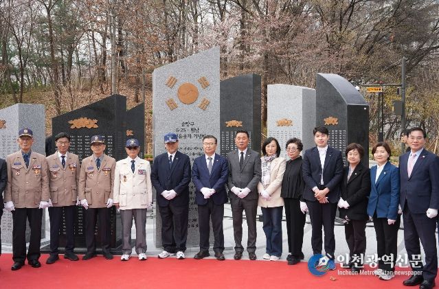 제막식에 참석한 류경기 중랑구청장과 관계자들의 모습