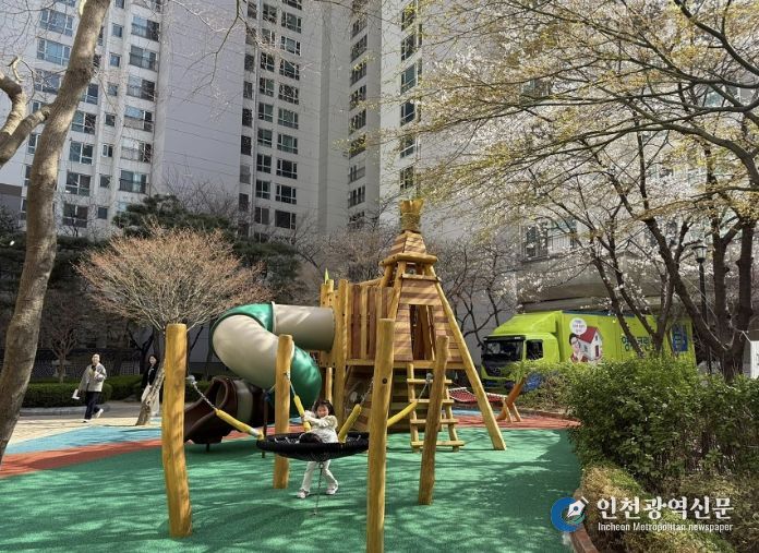 성남시의 보조금 1억원을 지원받아 지난해 2월 아동친화적(자연친화형)으로 리모델링한 정자동파크뷰 단지내 놀이터