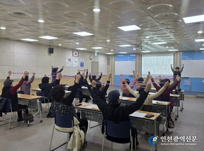 어르신들이 ‘튼튼 시니어 운동교실’에서 탄력밴드를 이용한 운동을 하고 있다.