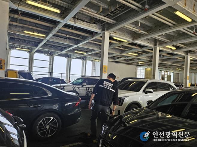 여객선 내 적재된 차량을 점검 중인 완도해경의 모습(배포사진)