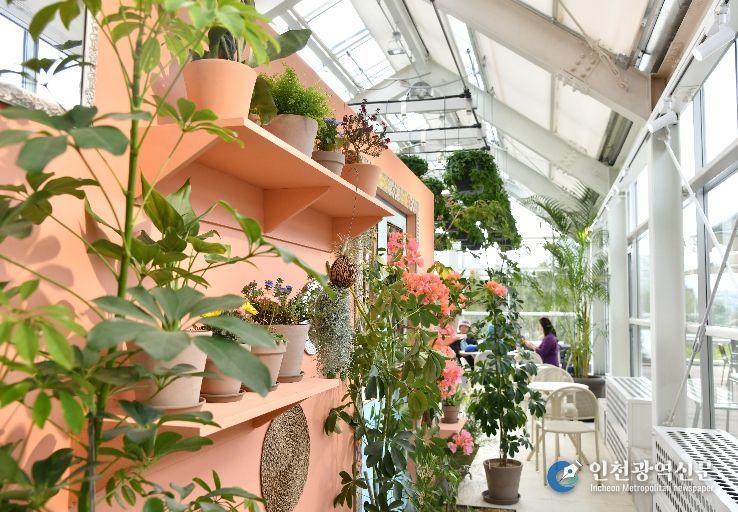 꽃과 식물이 어우러지게 꾸며진 정원지원센터와 카페포레스트 내부