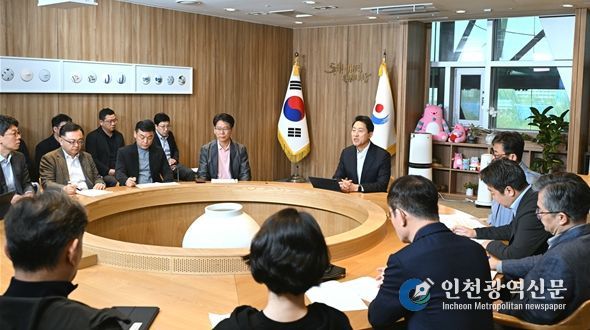 오세훈 서울시장이 5일(일) 오전 집무실에서 중동사태 장기화로 인한 서울시민 생활 불안 감소와 생계 안정화 대책 점검을 위한 「중동상황 관련 비상경제대책회의」를 주재하고 있다.