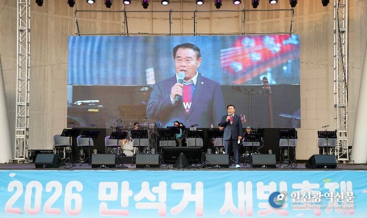 이재식 수원특례시의회 의장이 4일 만석공원에서 열린 ‘2026 만석거 새빛축제’ 개막식에 참석해 인사말을 하고 있다.