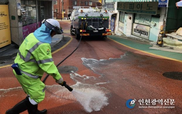 지난달 27일 학생 통학로에서 쓰레기를 수거하고 고압수를 사용한 물청소를 실시하고 있다