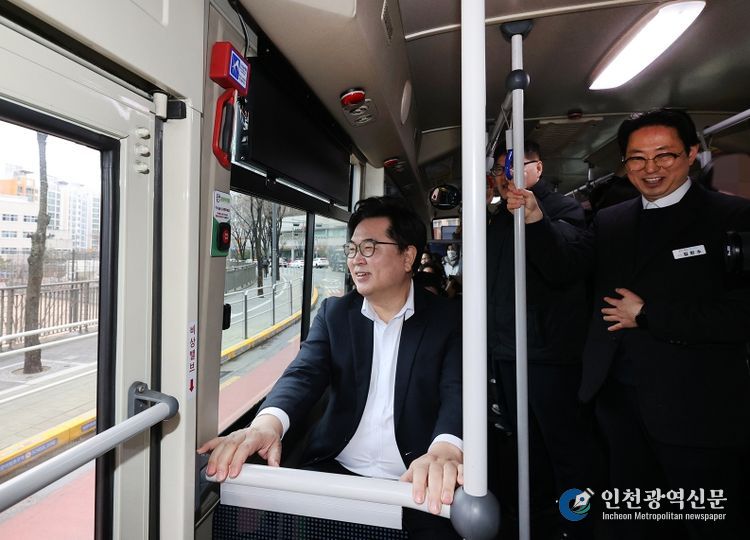 박일하 동작구청장이 지난 3월, 마을버스 동작21번에 시승해 흑석고등학교 앞을 지나가고 있다.