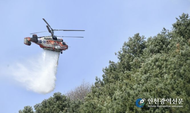 지난 2023년 3월 화천읍 중리 일대에서 발생한 산불 현장에서 산림청 헬기가 진화에 나서고 있다
