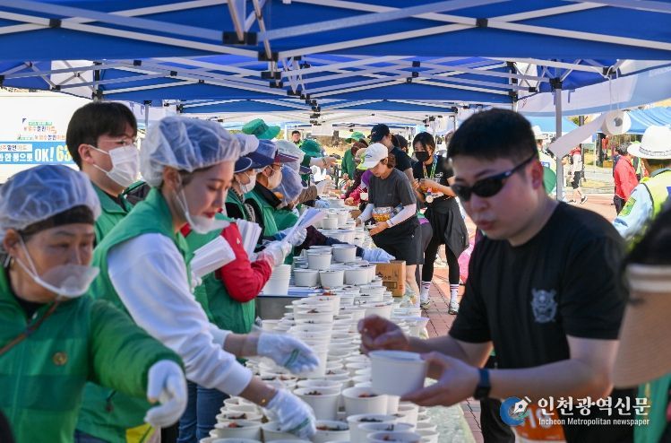 영주시 새마을회가 1만명 분 국수나눔을 하고 있다.