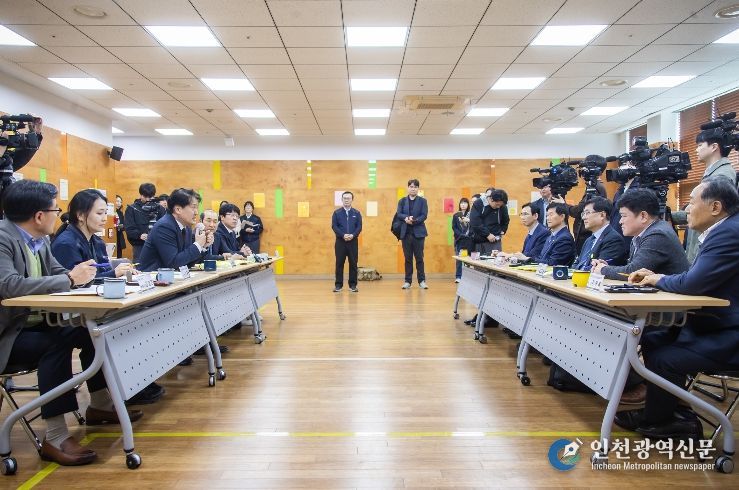 인천 서구청장, 기후부 장관과 종량제봉투 생산 현장 동행 점검