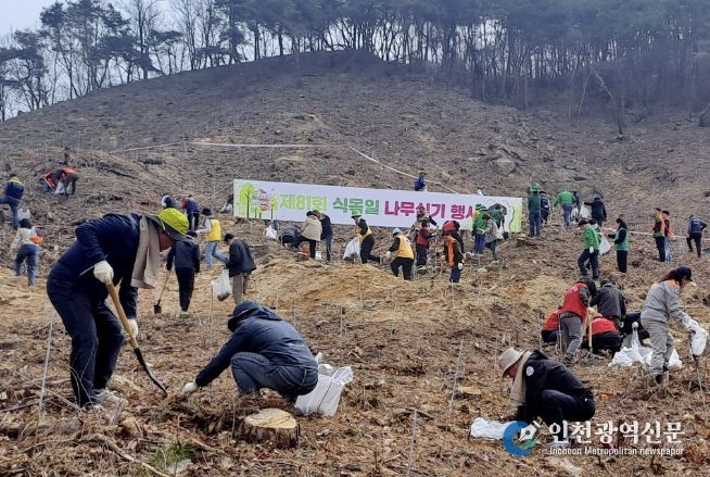 여주시 제81회 식목일 나무심기 행사 개최… 싸리산에 시민과 함께하는 힐링명품숲 조성