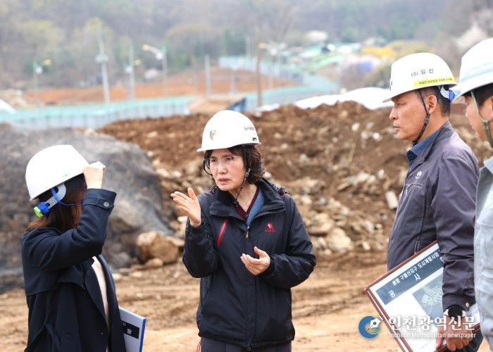 최혜민 광명시장 권한대행(부시장)이 6일 오후 구름산지구 도시개발사업 현장을 찾아 공사 진행 상황을 점검하고 있다.
