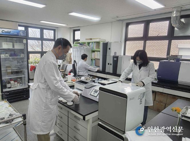 퇴비 부숙도 검사 현장(당진시농업기술센터 관계자가 축산농가에서 제출한 가축분(퇴비) 시료를 활용해 부숙도 검사를 진행하고 있다.)