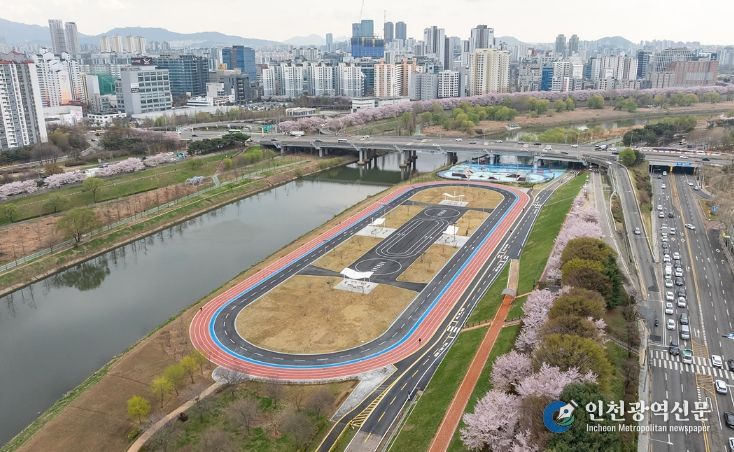 새롭게 조성된 목동교 하부 ‘육상·인라인 복합 트랙’ 전경