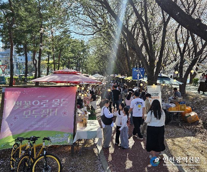 상주시, 북천 벚꽃길 따라 즐기는 봄맞이 ‘모두장터’성료