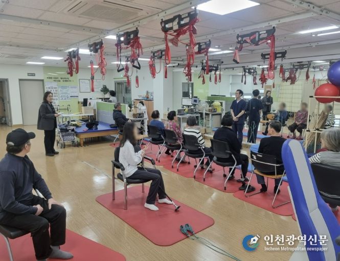 6일 단원보건소 3층 물리치료실에서 장애인 대상 '나선안정화 재활(SPS) 프로그램'을 진행하고 있다.
