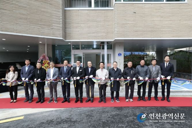 ‘구립가재울데이케어센터’ 준공식에서 이성헌 서대문구청장(오른쪽 여섯 번째) 등 참석자들이 기념 테이프를 자르고 있다.