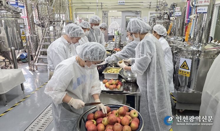 보성군, 농산물 가공 창업 교육 ‘순항’ 공유 주방 관심 급증_농산물 가공창업 교육에서 사과 착즙 실습을 하고 있다