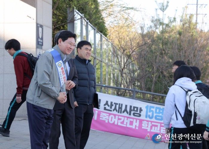 이상일 용인특례시장이 7일 아침 성복고등학교 정문 앞에서 개인형 이동장치 이용 안전캠페인에 참여했다.