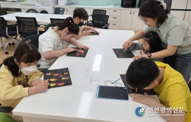 광주송정다가치문화도서관이 지난 2025년 7월 광주선예학교 초등 3학년 학생들을 대상으로 스크래치 페이퍼를 활용해 밤을 표현하는 독서 후 활동을 진행하고 있다.