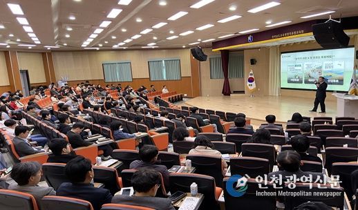 4. 7. 전라남도교육청 창의융합교육원 대강당에서 선거연수원 장성훈 전임교수가 교원 168명을 대상으로 순회 선거교육 특강을 진행하고 있다.(중앙선관위)