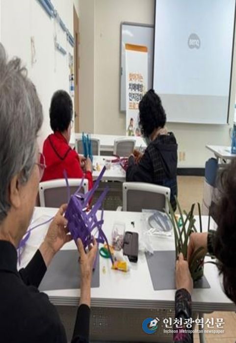 청주시 청원보건소, 찾아가는 치매예방 종이공예교실 운영