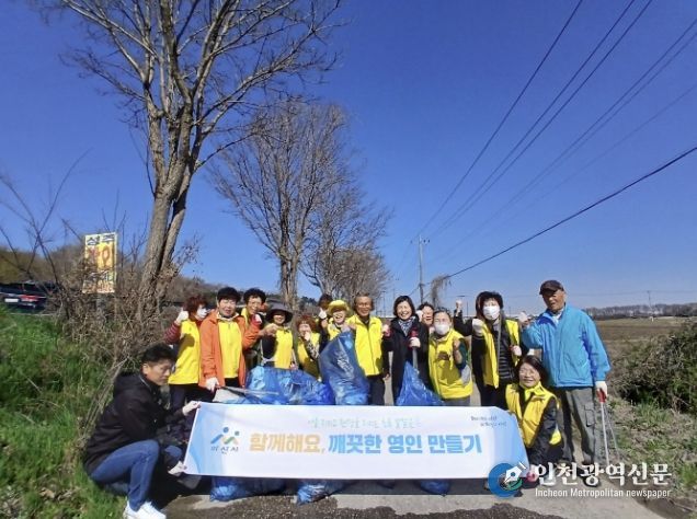 신운교차로 일대에서 도로변과 화단의 생활 쓰레기 및 방치 폐기물을 수거하는 환경 정화 활동을 펼치고 있다.