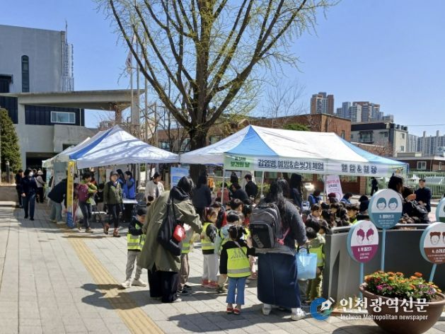 시흥시보건소, 제54회 보건의 날 기념 '건강 한마당 홍보관' 성료