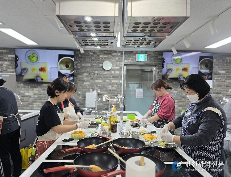 25년 11월 마들보건지소 2층 영양조리실에서 진행된 더바른식탁 조리실습 현장