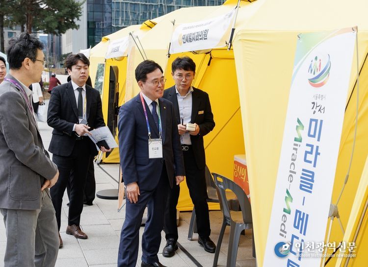 진교훈 강서구청장이 홍보부스를 방문해 격려 중인 모습