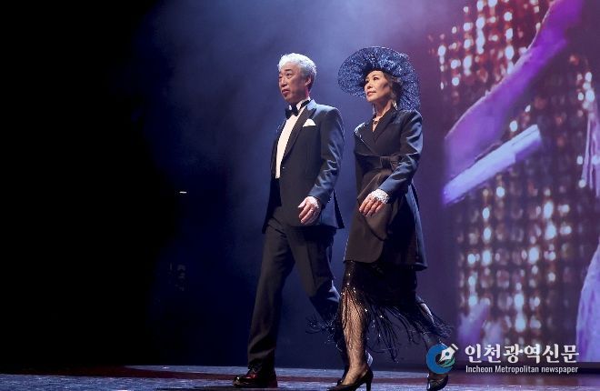 지난해 제3기 성동 시니어모델 양성 과정에 참여한 어르신들이 성과공유회에서 런웨이 무대를 선보이고 있다.