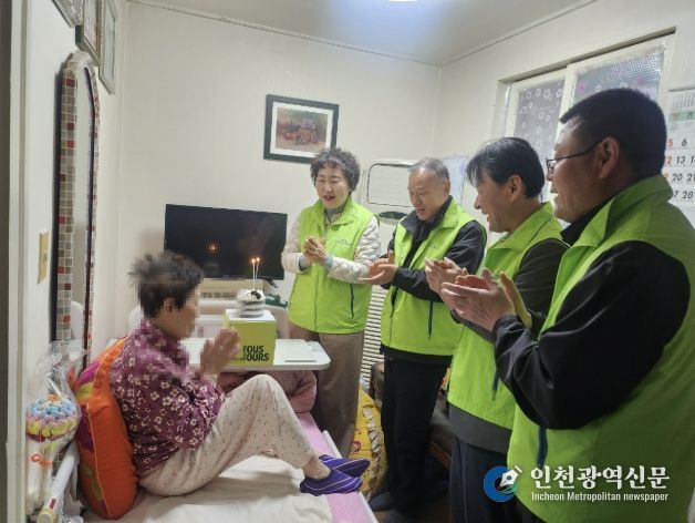 인창동 지역사회보장협의체 위원들이 생신을 맞은 어르신 가정을 방문해 축하하고 있다.