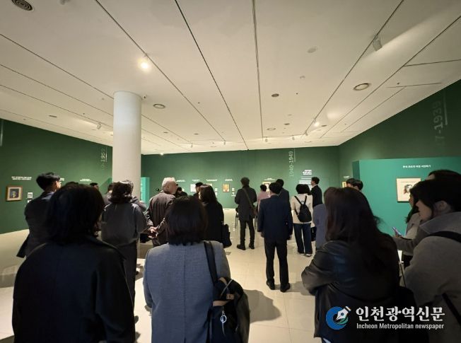 《FACE : 문인 - 시대를 담은 얼굴들》 전시장 관람 사진