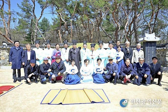 묘제 후 주요 참석자가 정약용 선생 묘소 앞에서 기념 촬영을 하고 있다