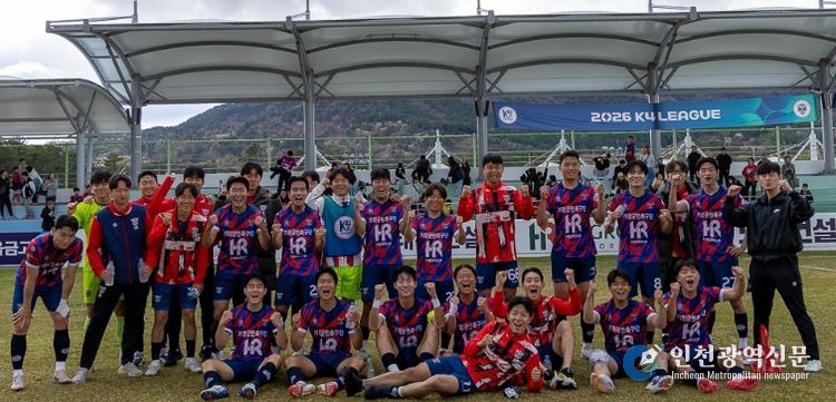 기장군민축구단이 시즌 첫 승을 거두고 기념촬영을 하고 있다.