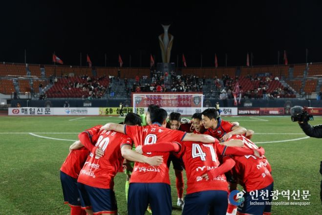 3월 17일 광주전 홈경기에서 김천상무 선수들이 경기 전 이야기를 하고 있다.