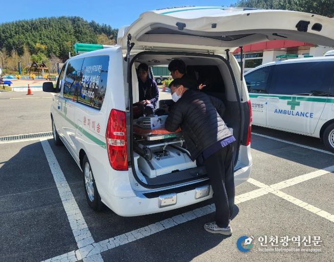 포항시 북구보건소가 7일 지역 내 구급차를 대상으로 현장 점검을 실시하고 있다.