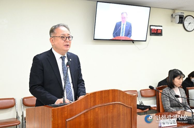 조례안 심사 중 정규헌 의원.