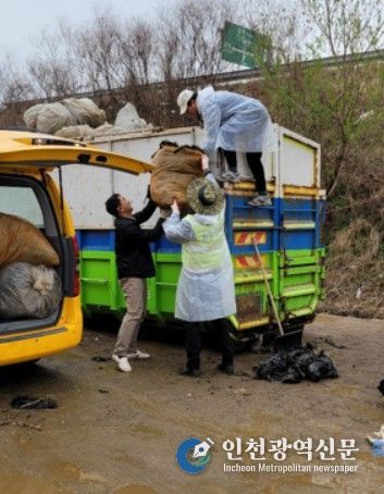 남양주시 진접오남행정복지센터, 농가와 함께 폐비닐 수거활동 전개