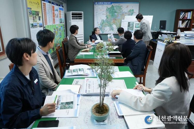 나주시가 지난 8일 부시장실에서 ‘나주역세권(KTX) 복합개발 기본구상 및 타당성 검토 용역 보고회’를 열고 사업 추진 상황을 점검했다.