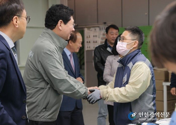 이상일 용인특례시장이 10일 성만원을 방문해 관계자들과 인사를 나누고 있다