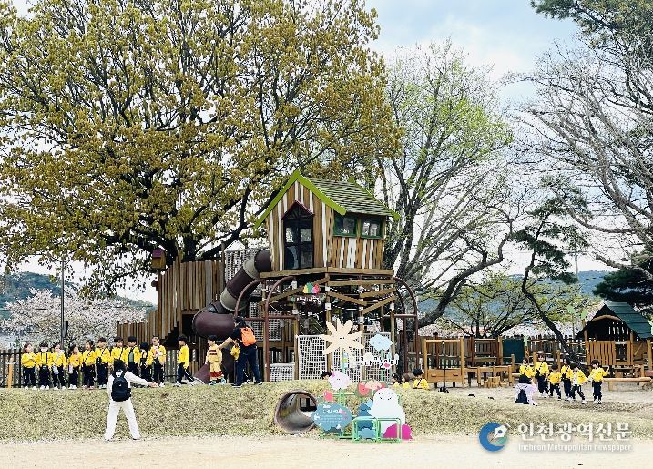 상북유치원 원아들이 10일 큰나무놀이터에서 지역사회연계 특별체험을 하고 있다.